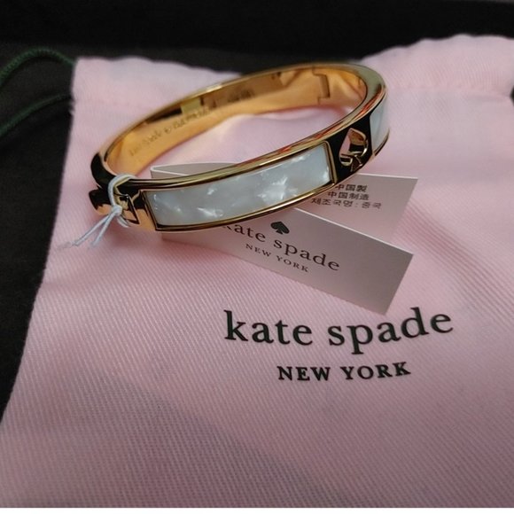 KATE SPADE BANGLE WITH SPADE CUTOUT & PEARL EFFECT DESIGN - Picture 3 of 5